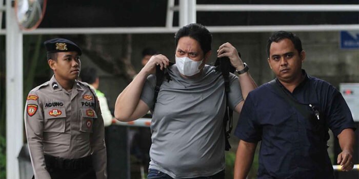 Kepala Kejaksaan Negeri Kabupaten HSU saat diamankan KPK. (foto: Antara)