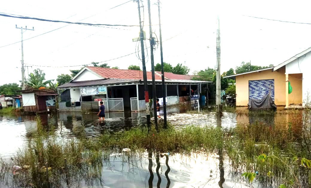 Rumah penduduk di Komplek Pondok Asas terendam banjir.