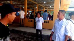 Dirut Perumda PBB Martapura, Rusdiansyah (baju putih) saat berdialog dengan pedagang.