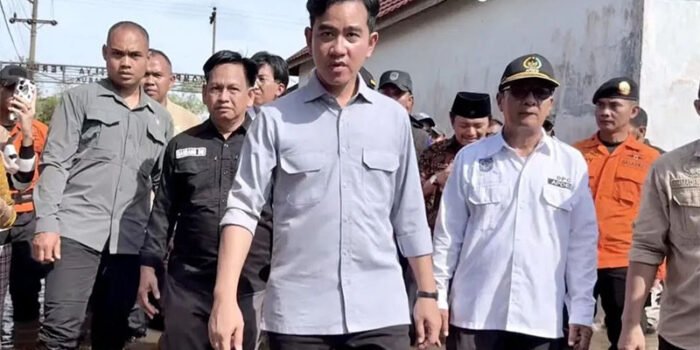 Ketika Wapres Gibran Terobos Banjir di Kalsel, Akan Cabut Izin Pertambangan yang Jadi Penyebab Banjir