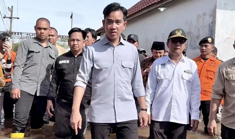 Wapres Gibran Rakabuming Raka saat meninjaul lokasi banjir di Kabupaten Banjar Kalsel.