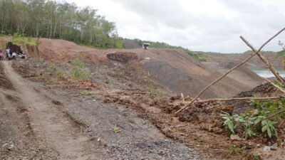 Jalan Desa Gunung Ulin Longsor Akibat Tambang, Lantas Mana Penambang yang Harus Tanggung Jawab Itu?