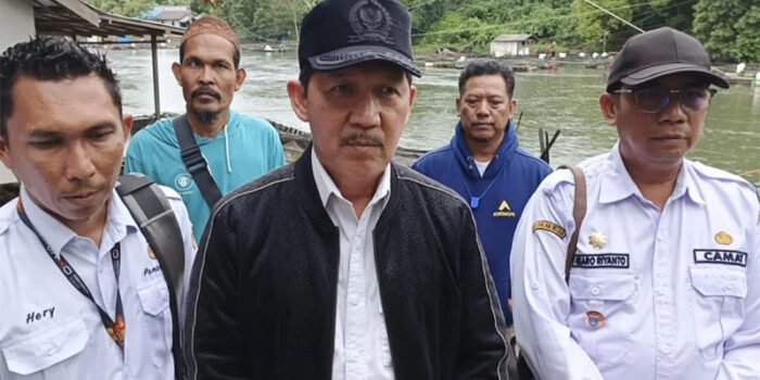 Mengikuti “Blusukan” Wakil Rakyat Datangi Lokasi Jembatan Putus di Aranio Akibat Banjir